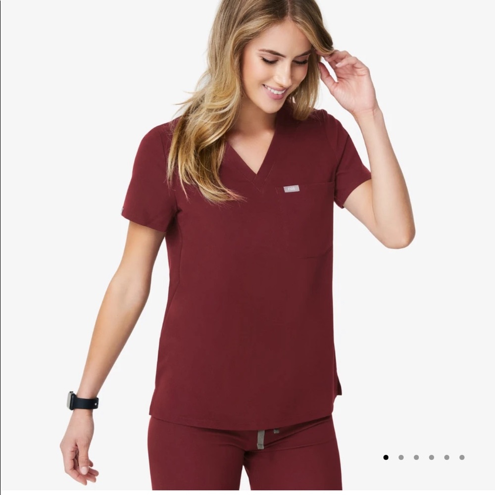 nwot figs catarina one pocket burgundy scrub top